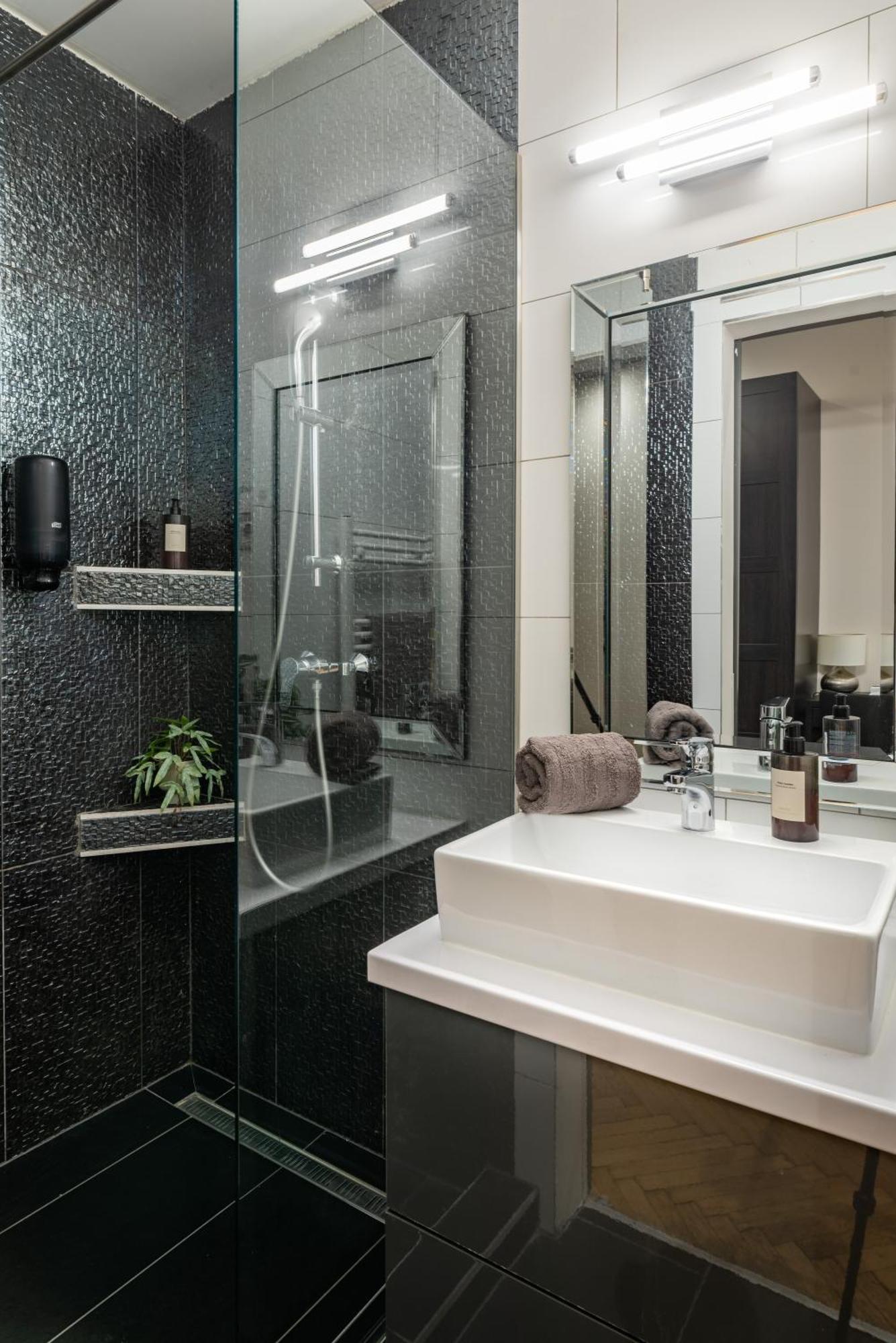 Chic Central 1Br Retreat Near New York Cafe With View 부다페스트 외부 사진